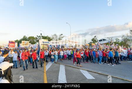 Santa Clara, Cuba Maggio 1, 2019: un gruppo di manifestanti con poster e bandiere Foto Stock