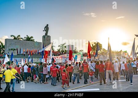 Santa Clara, Cuba Maggio 1, 2019: un gruppo di manifestanti con poster e bandiere Foto Stock