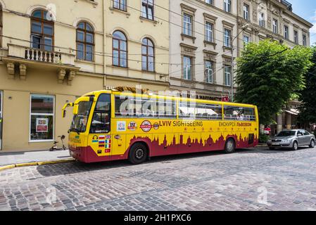 Lviv, Ucraina - 31 Maggio 2016: Lviv Autobus Turistico in attesa per i turisti con il centro della città di Lviv, Ucraina. Foto Stock