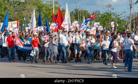 Santa Clara, Cuba Maggio 1, 2019: un gruppo di manifestanti con poster e bandiere Foto Stock