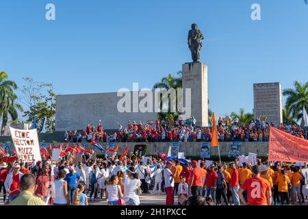 Santa Clara, Cuba Maggio 1, 2019: gruppo di persone in piedi con poster e bandiere Foto Stock