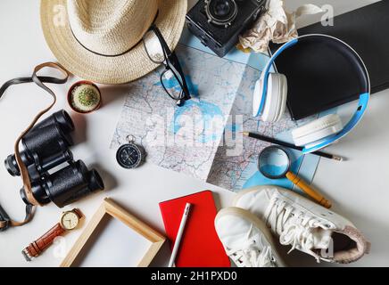 Foto degli accessori da viaggio. Oggetti personali del viaggiatore. Vista  dall'alto. Disposizione piatta Foto stock - Alamy