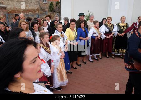 La gente di cantare e ballare dopo la Messa per la Giornata del Ringraziamento in Stitar, Croazia Foto Stock