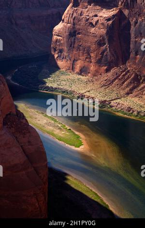 1000 ft scende al fiume Colorado in curva a ferro di cavallo, appena fuori il Grand Canyon, vicino a pagina, Arizona, Stati Uniti d'America Foto Stock