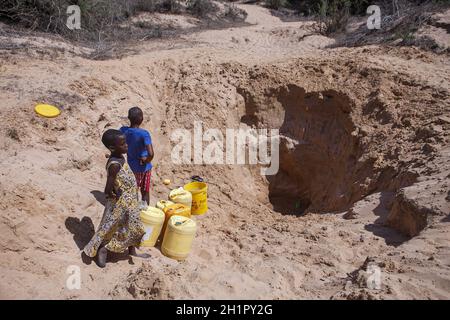 Kilifi, Kenya. 7 ottobre 2021. I bambini sono visti con i loro jerrycans che cercano di prendere l'acqua da una mano scavata acqua bene al villaggio di Mideteni, una delle zone colpite dalla siccità.residenti di Kilifi, Lamu, e fiume Tana con il loro bestiame nella regione costiera del Kenya stanno affrontando la fame a causa della siccità in corso. Il mese scorso, il presidente Uhuru Kenyatta ha dichiarato la siccità un ''disastro nazionale'' e ha ordinato l'immediato rilascio di cibo di soccorso per le vittime che il governo ha iniziato a distribuire la scorsa settimana. (Credit Image: © Bonifacio Muthoni/SOPA Images via ZUMA Press Foto Stock