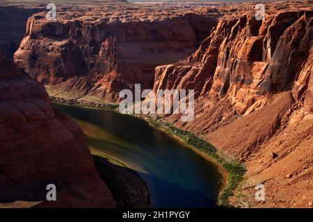 1000 ft scende al fiume Colorado in curva a ferro di cavallo, appena fuori il Grand Canyon, vicino a pagina, Arizona, Stati Uniti d'America Foto Stock