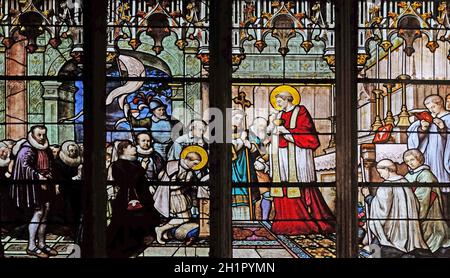 San Luigi Gonzaga riceve la prima comunione dalle mani di San Carlo Borromeo, vetrata di Saint Severin chiesa a Parigi, Francia Foto Stock