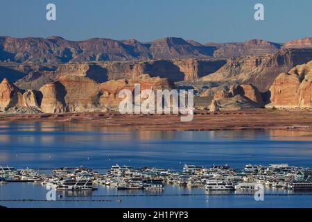 Il Lago Powell e case galleggianti a Wahweap Marina, Wahweap, vicino pagina, Arizona, (lontano litorale e le formazioni rocciose sono in Utah), STATI UNITI Foto Stock