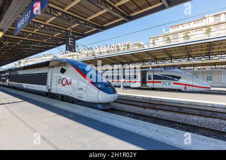 Parigi, Francia - 23 luglio 2019: TGV francese e treno TEDESCO ICE ad alta velocità Stazione ferroviaria Paris Est in Francia. Foto Stock