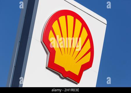 Stoccarda, Germania - 17 maggio 2020: Il marchio della stazione di benzina Shell firma il servizio della società in Germania. Foto Stock