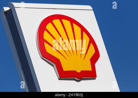 Stoccarda, Germania - 17 maggio 2020: Il marchio della stazione di benzina Shell firma il servizio della società in Germania. Foto Stock