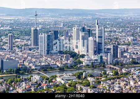 Francoforte, Germania - 27 maggio 2020: Foto aerea dello skyline di Francoforte città grattacielo del fiume meno Commerzbank in Germania. Foto Stock