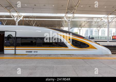 Tianjin, Cina - 29 settembre 2019: Fuxing treno ad alta velocità stazione ferroviaria di Tianjin in Cina. Foto Stock