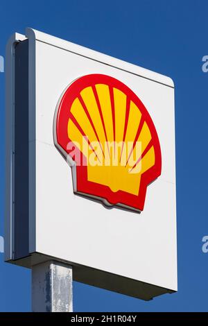 Stoccarda, Germania - 17 maggio 2020: Stazione di benzina Shell logo segno ritratto azienda servizio in Germania. Foto Stock