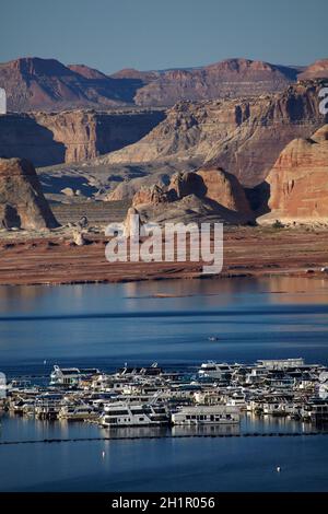 Il Lago Powell e case galleggianti a Wahweap Marina, Wahweap, vicino pagina, Arizona, (lontano litorale e le formazioni rocciose sono in Utah), STATI UNITI Foto Stock