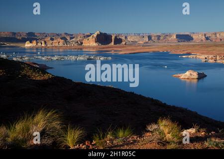 Il Lake Powell a Wahweap, vicino pagina, Arizona, (lontano litorale è in Utah), STATI UNITI Foto Stock