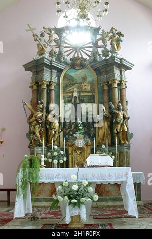 Altare maggiore nella chiesa parrocchiale di San Leopoldo Mandico a Orehovica, Croazia Foto Stock