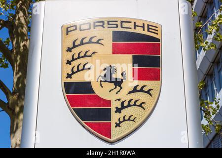 Stoccarda, Germania - 22 aprile 2020: Il logo Porsche firma la sede centrale a Stoccarda Zuffenhausen Germania. Foto Stock