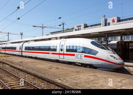 Stoccarda, Germania - 22 aprile 2020: Treno ICE 3 alla stazione ferroviaria principale di Stoccarda in Germania. Foto Stock