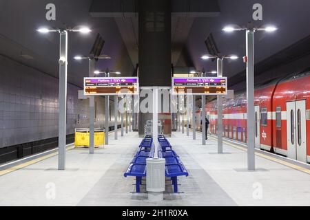 Gerusalemme, Israele - 17 febbraio 2019: Gerusalemme Stazione ferroviaria di Yitzhak Navon con simmetria regionale dei treni in Israele. Foto Stock