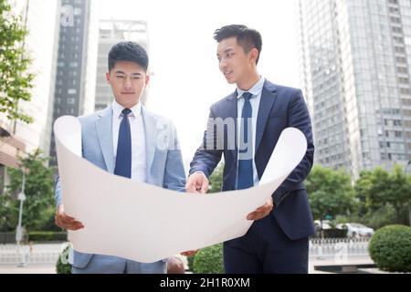 Architetti che discutono del loro lavoro Foto Stock