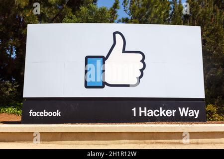 Il Menlo Park, California - 10 Aprile 2019: Facebook sede HQ con il pollice in alto come segno del logo di Menlo Park, California. Foto Stock