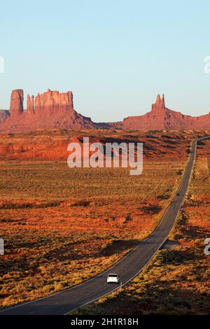 Stati Uniti Percorso 163 in direzione Monument Valley Navajo Nation, Utah, vicino al confine Arizona, Stati Uniti d'America Foto Stock