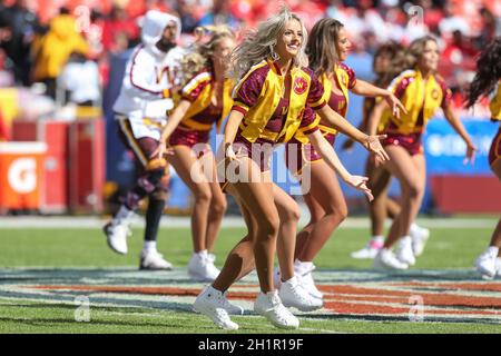 Domenica 17 ottobre 2021; Landover, MD, USA; la Washington Football Dance Team intrattiene i fan durante una partita NFL contro i Kansas City Chiefs Foto Stock
