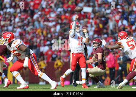 Domenica 17 ottobre 2021; Landover, MD, USA; Kansas City Chiefs quarterback Patrick Mahomes (15) passa la palla durante una partita NFL contro il Washi Foto Stock