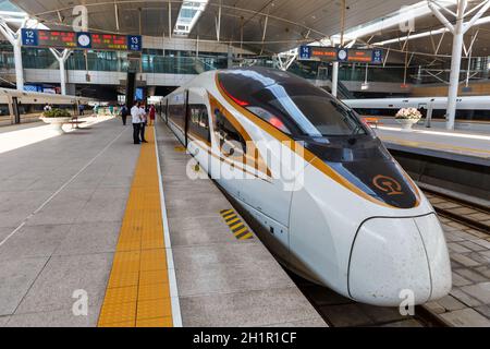 Tianjin, Cina - 29 settembre 2019: Treno ad alta velocità Fuxing stazione ferroviaria ad alta velocità di Tianjin in Cina. Foto Stock