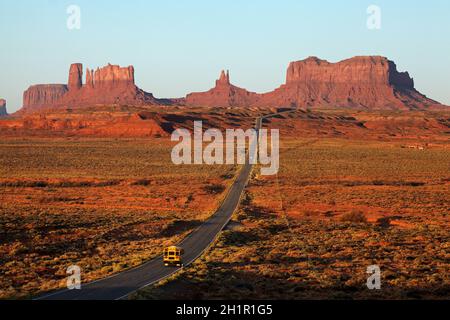 Stati Uniti Percorso 163 in direzione Monument Valley Navajo Nation, Utah, vicino al confine Arizona, Stati Uniti d'America Foto Stock