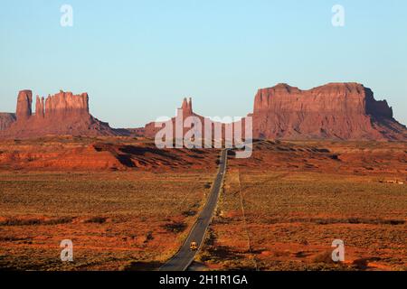 Stati Uniti Percorso 163 in direzione Monument Valley Navajo Nation, Utah, vicino al confine Arizona, Stati Uniti d'America Foto Stock