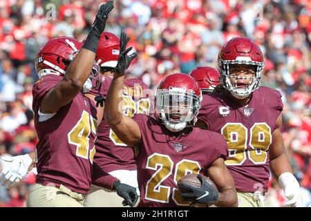 Domenica 17 ottobre 2021; Landover, MD, USA; Washington Football Team Cornerback Kendall Fuller (29) festeggia con il linebacker Khaleke Hudson (47) Foto Stock