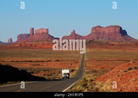 RV sulla U.S. Route 163, Monument Valley, Navajo Nation, Utah, vicino al confine con l'Arizona, USA Foto Stock