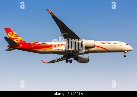 Pechino, Cina - 1 ottobre 2019: Aereo Hainan Airlines Airbus A350-900 all'aeroporto di Pechino capitale (PEK) in Cina. Airbus è un aereo europeo ma Foto Stock
