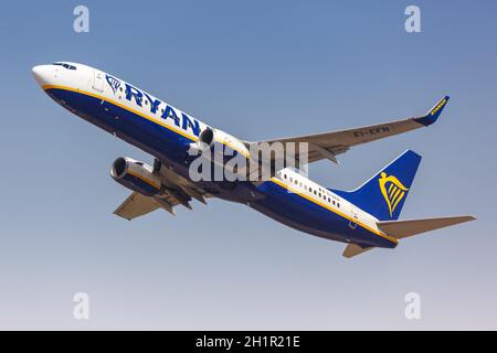 Tel Aviv, Israele - 24 febbraio 2019: Aereo Ryanair Boeing 737-800 all'aeroporto di Tel Aviv (TLV) in Israele. Boeing è un produttore americano di aeromobili Foto Stock