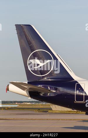 Francoforte, Germania - 27 maggio 2020: Lufthansa Airbus gru Logo coda aereo aeroporto di Francoforte in Germania. Foto Stock