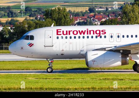 Stoccarda, Germania - 9 luglio 2020: Eurowings Airbus A319 aereo all'aeroporto di Stoccarda (Str) in Germania. Airbus è un produttore europeo di aeromobili ba Foto Stock