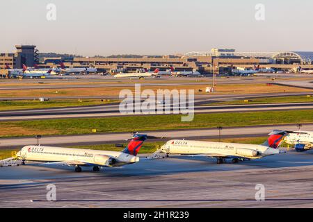 Atlanta, Georgia - 3 aprile 2019: Delta Air Lines McDonnell Douglas MD-90 aereo all'aeroporto di Atlanta (ATL) in Georgia. Foto Stock