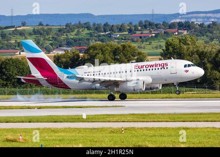 Stoccarda, Germania - 9 luglio 2020: Eurowings Airbus A319 aereo all'aeroporto di Stoccarda (Str) in Germania. Airbus è un produttore europeo di aeromobili ba Foto Stock
