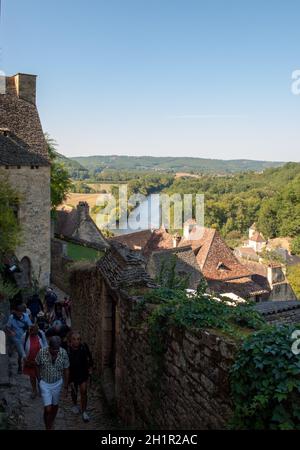 Beynac et Cazenac, Francia - 4 Settembre 2018: i turisti nelle strade di ciottoli di Beynac et Cazenac village, la Dordogne, Francia Foto Stock