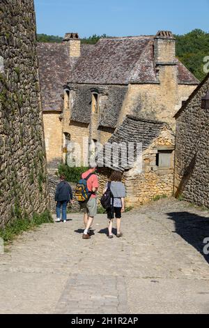 Beynac et Cazenac, Francia - 4 Settembre 2018: i turisti nelle strade di ciottoli di Beynac et Cazenac village, la Dordogne, Francia Foto Stock