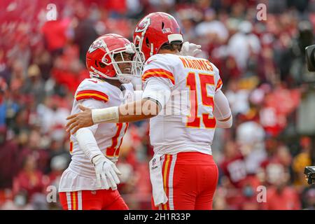 Domenica 17 ottobre 2021; Landover, MD, USA; Kansas City Chiefs quarterback Patrick Mahomes (15) festeggia con l'ampio ricevitore Demarcus Robinson (11) Foto Stock