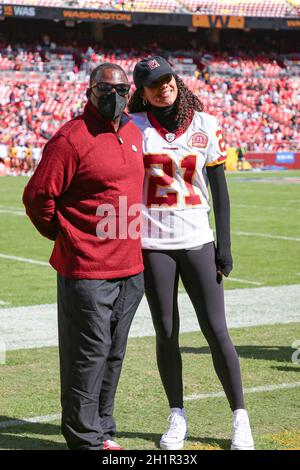 Domenica 17 ottobre 2021; Landover, MD, USA; Pedro Taylor, padre dell'ex giocatore della squadra di football di Washington Sean Taylor, si pone con la nipote Jac Foto Stock