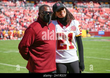 Domenica 17 ottobre 2021; Landover, MD, USA; Pedro Taylor, padre dell'ex giocatore della squadra di football di Washington Sean Taylor, si pone con la nipote Jac Foto Stock