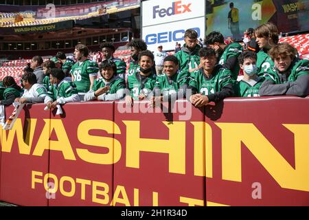 Domenica 17 ottobre 2021; Landover, MD, USA; membri dell'Arundel High School Wildcats prima di una partita NFL tra la squadra di football di Washington An Foto Stock