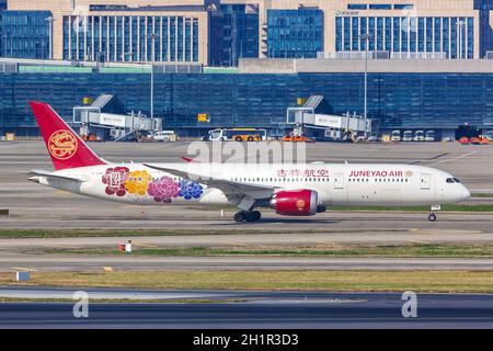 Shanghai, Cina - 27 settembre 2019: Juneyao Air Boeing 787-9 Dreamliner aereo all'aeroporto di Shanghai Hongqiao (SHA) in Cina. Boeing è un americano Foto Stock