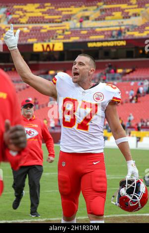 Domenica 17 ottobre 2021; Landover, MD, USA; Kansas City Chiefs Tight End Travis Kelce (87) celebra la vittoria mentre si dirige verso la stanza degli armadietti dopo un Foto Stock