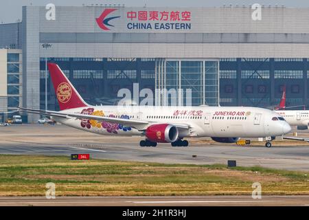 Shanghai, Cina - 28 settembre 2019: Juneyao Air Boeing 787-9 Dreamliner aereo all'aeroporto di Shanghai Hongqiao (SHA) in Cina. Boeing è un americano Foto Stock