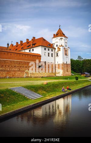 Mir, Bielorussia - 04 agosto 2017: Il Castello di Mir è un complesso di musei e castelli sulle rive del lago. Sito patrimonio dell'umanità dell'UNESCO. Shot verticale. Foto Stock